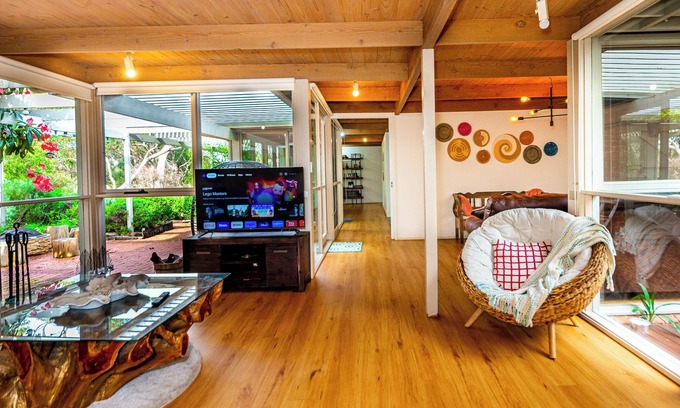 Sunbury House | Relax in nature with 4K cinema room near Air port.