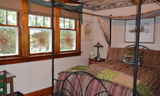 Birchwood Apartment | Relax in our Ladies & Gents Room at The Cobblestone Bed & Breakfast