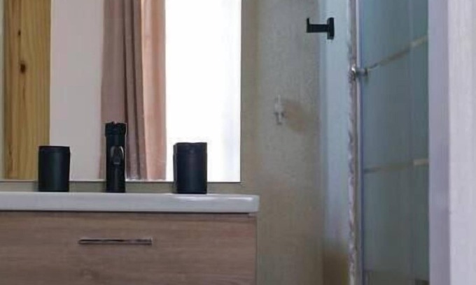 Gall Hill Apartment | Relax in peace and comfort in a 1-bedroom Flat in Christ Church with WiFi, AC