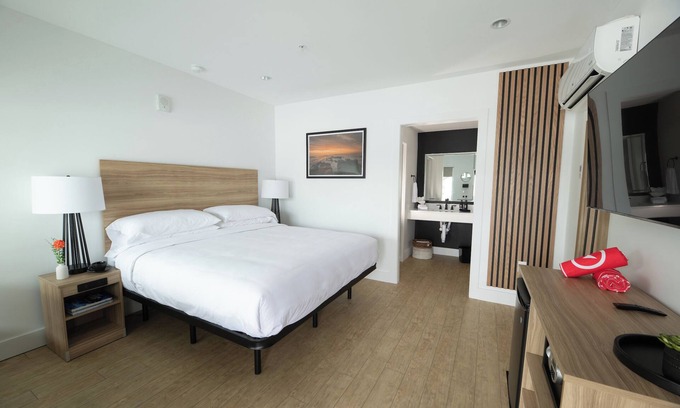 Rehoboth Beach Hotel | Relax in Rehoboth Beach with Outdoor Fireplace, Free Weekend Breakfast & Parking