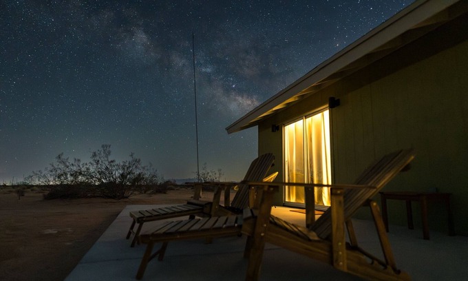 Landers House | Relax In Style At The Green Jackrabbit - Hot Tub, Record Player 1 Bedroom Home by RedAwning