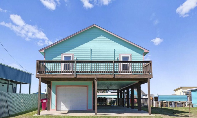 Cedar Lane House | Relax in Style: Beautiful 2-Bedroom Home on the Canal