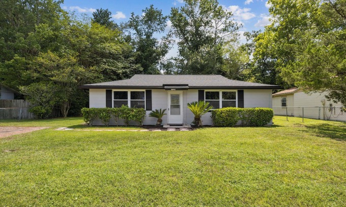 Northside House | Relax in Style – Cozy 3BR HouseNear JAX Airport, Great Food & Shopping
