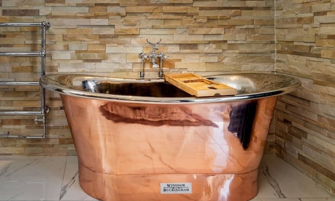 Inverness City Centre Apartment | Relax in SUPER SIZED copper tub - 2 bedroom villa