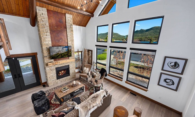 Estes Park Cabin | Relax in The Rockies – Located on Lake Estes, Jacuzzi and Indoor/Outdoor Fireplace