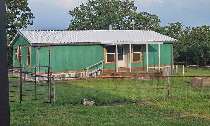 Bowie House | Relax in the wilderness at Bowie Acres