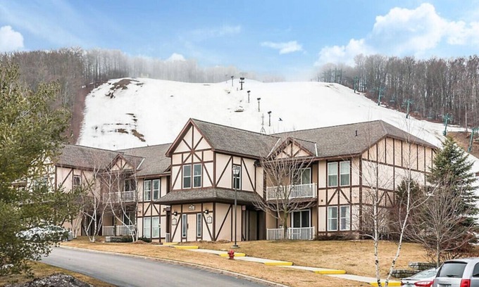 Boyne City Condo | Relax in this 1BD resort condo after skiing at Boyne Mountain