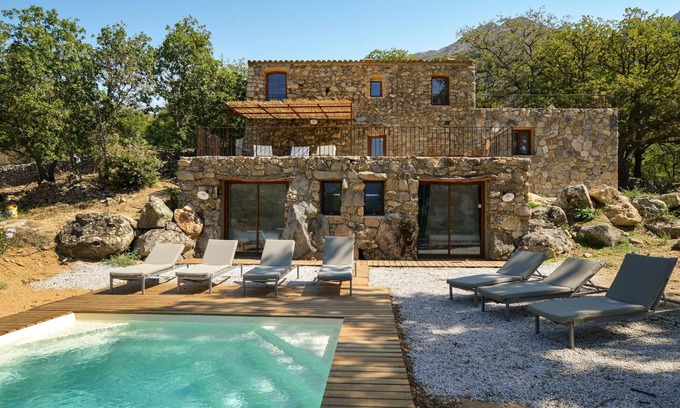 Feliceto House | Relax in this magnificent stone villa with pool in the heart of a centuries-old olive grove.