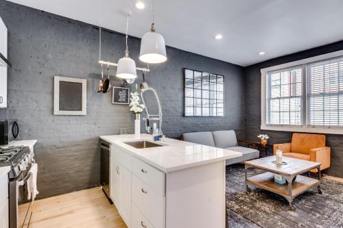 West Town Apartment | Relax in West Town - In-Unit Laundry and Pet Friendly! apts