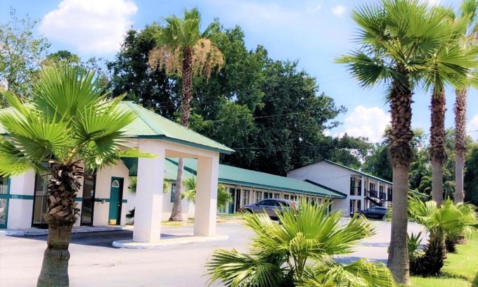 Windsor Forest Hotel | Relax Inn Savannah