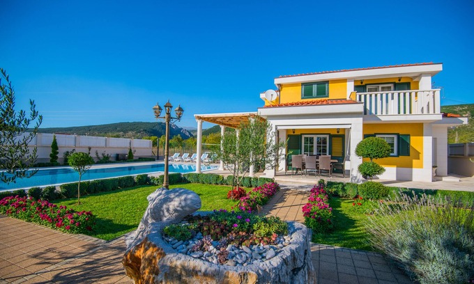 Donji Prolozac Villa | RELAX LUXURY VILLA, AMAZING MOUNTAIN VIEW, HEATED POOL, GYM, SPORTS GROUND