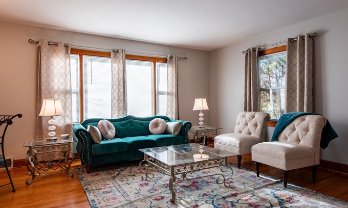 New Albany House | Relax, min from Louisville, Pet friendly, Entire house- fenced in backyard.