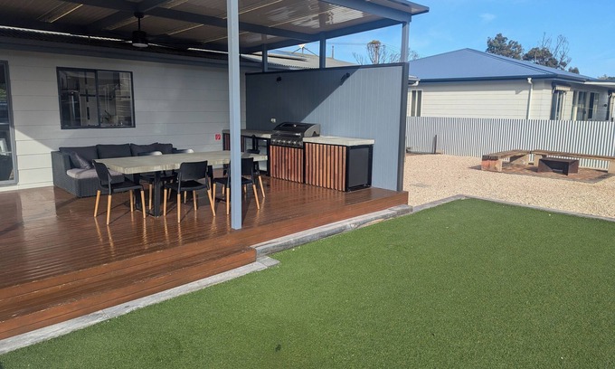 Minlacowie House | Relax on Royston - Dog friendly, short walk to the beach!