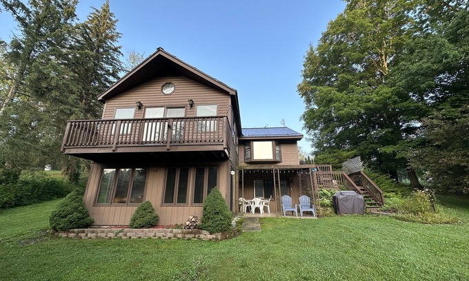 Wolcott House | Relax on the water's edge