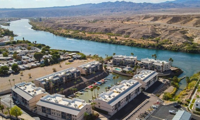 Bullhead City Condo | Relax on this beautiful River Front Get Away! Centrally located Unique Property