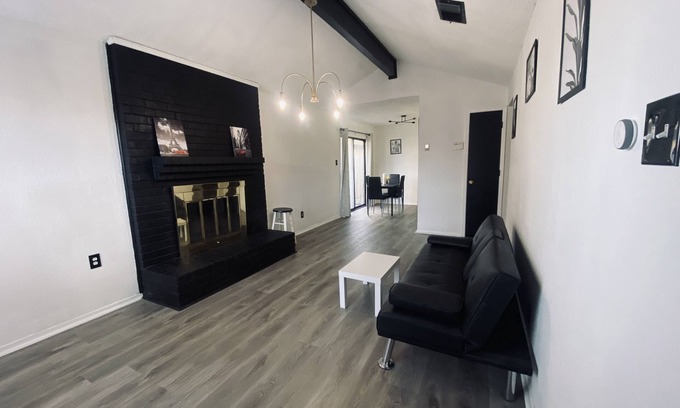 Fort Worth House | Relax & peaceful house fireplace