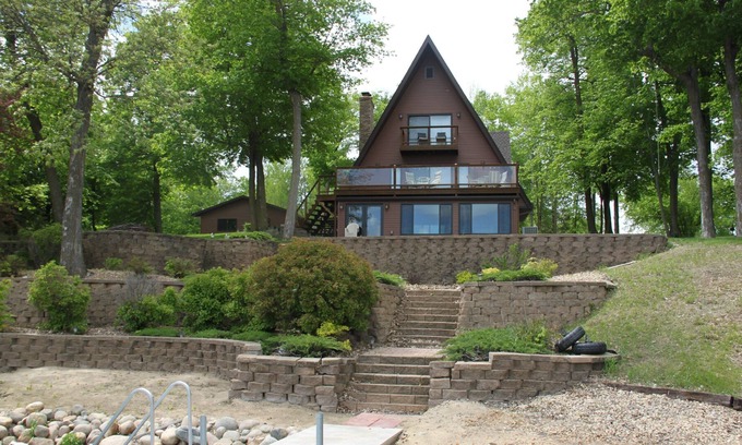 Audubon Cabin | Relax, play, and entertain at this Little Cormorant Cabin.