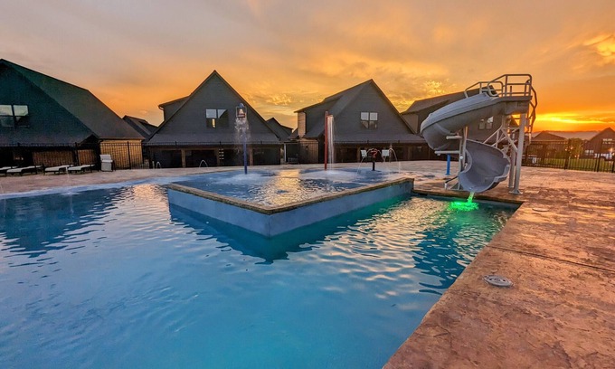 Hollister House | Relax & Play | Hot Tub, Indoor Pool, Arcade Games, & Free Show Tickets!