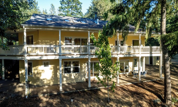Eugene House | Relax & Recharge Near Eugene – Sauna, Massage Chair, Gourmet Kitchen