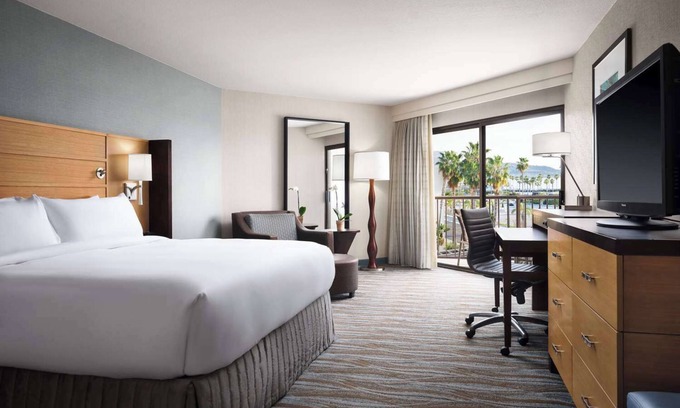 South Redondo Hotel | Relax & Recharge! Pet-Friendly Near Noble Park, Balcony, Outdoor Swimming Pool!