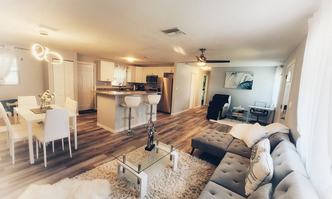 Interchange Square House | Relax & Retreat 🏡w/massage chair 15min 🏖 🛫🍽 🛣