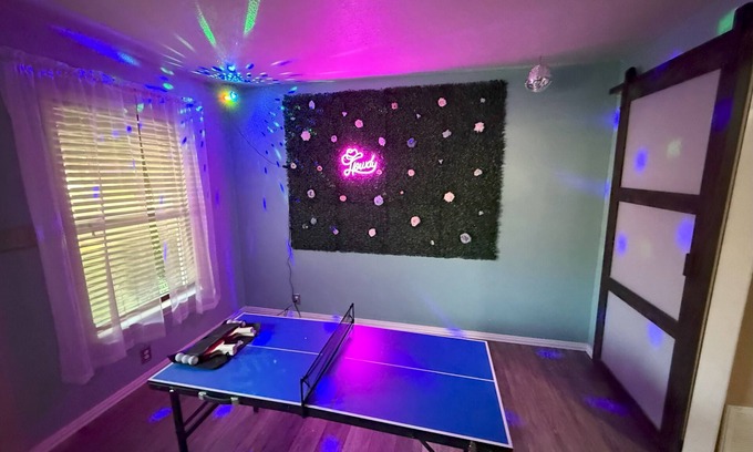River Oaks House | Relax, Snap, and Stream In Style. Spacious 4 King Bed Room w/Game Room.