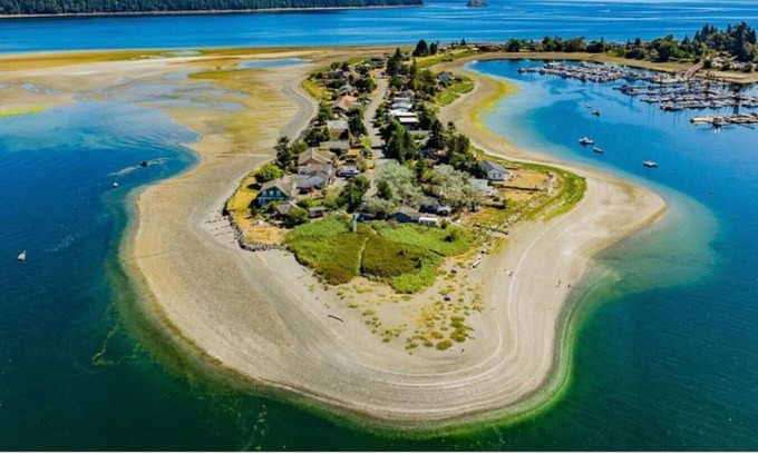 Regional District of Nanaimo House | Relax & Stay Awhile in Deep Bay