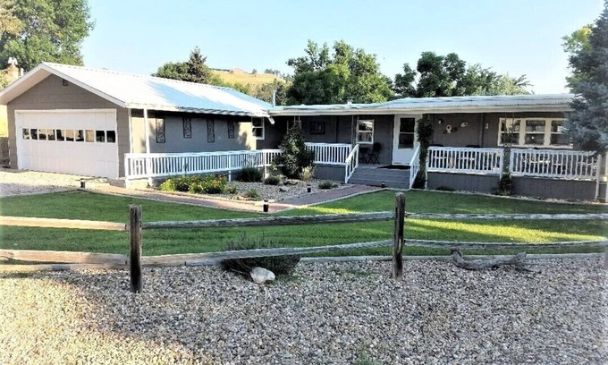 Rapid City House | RELAX & STAY AWHILE, WALK TO CANYON LAKE , HIKING TRAILS, KAYAKING & FISHING