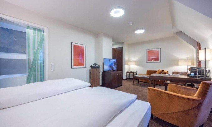 Heiligenhaus Apartment | Relax Unit Near Kettwiger Stadtwald With Bistro Dining And Pet Friendly Parking