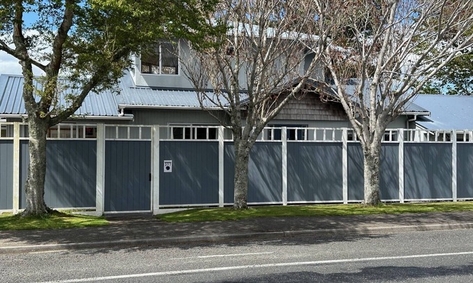 New Plymouth House | Relax - Unwind- Enjoy - Location Plus.5-7 Min to Local Restaurants/Beach/City