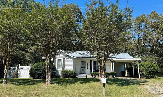 Pontotoc House | Relax & Unwind in a Charming 2BR Home with Golf Course Views!