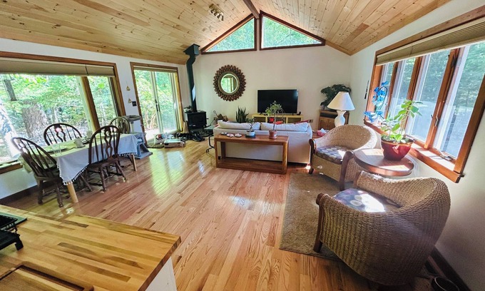 East Falmouth Apartment | Relax & Unwind this Fall, at a very private & relaxing 1 bedroom 1 bath studio