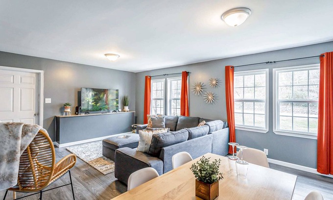 Hixson House | Relax & Unwind w/Lightning Fast Wi-Fi & Smart TVs