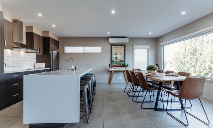Nagambie House | Relax & watch magical sunsets upstairs balconies overlooking the beautiful lake