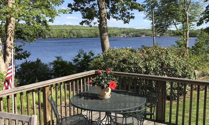 Colchester Cottage | Relax with a beautiful lake view