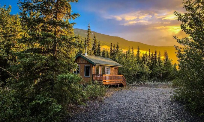 Knik River Cabin | Relax with amazing 360° mountain views in this cozy Alaskan tiny cabin!