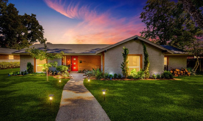 Lake Highlands House | Relax with Style 5BD/4.5BA Location and Amenities