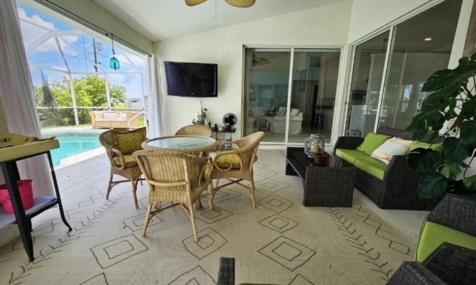 Mariner House | Relax with the family minutes from multiple beaches, friendly with private pool