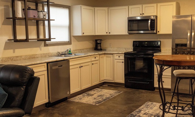 Birdeye House | Relax with the whole family as you visit a small town in Arkansas.