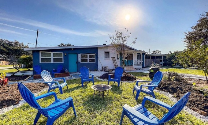 Dover Shores West House | Relax & Work 1BR by Park | Wi-Fi + Kitchen