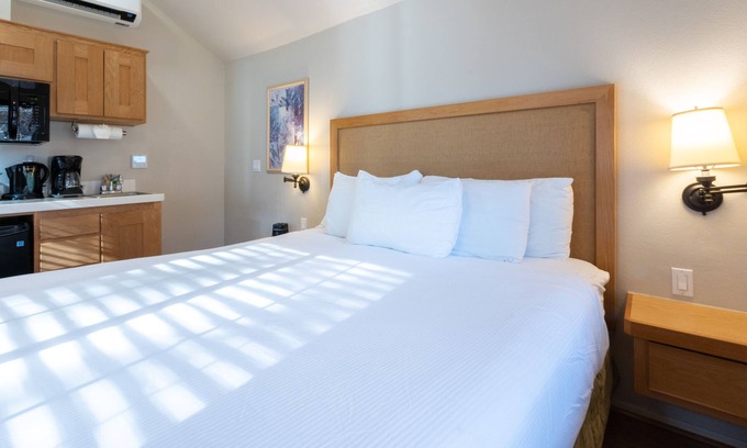 Napa Hotel | Relaxation in Napa Valley! 2 Spacious Units, Swimming Pool, Free Parking!