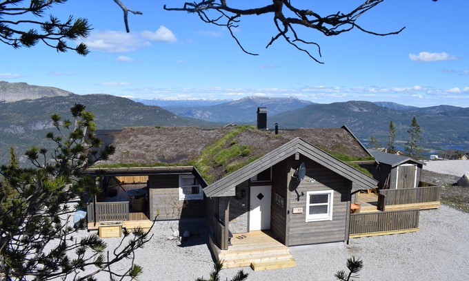 Kviteseid Cabin | Relaxation with mountain views, hiking, skiing, by the water, dogs welcome