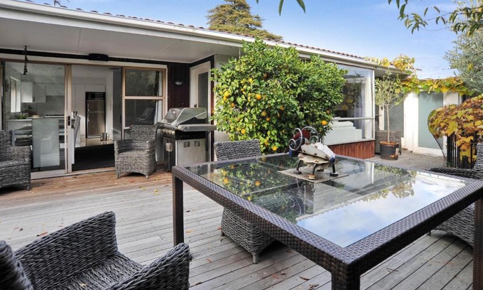 Merivale Apartment | Relaxed 3BR Hideaway - Outdoor Living & Pets - Christchurch Holiday Homes