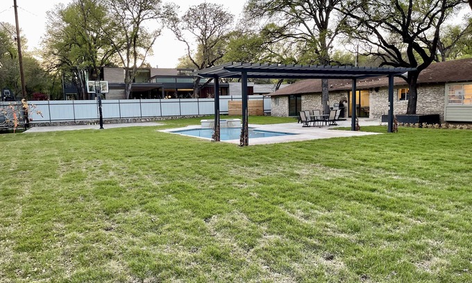 Dellana Hills House | Relaxed & Cozy with pool/hot tub only 5 minutes from downtown ATX