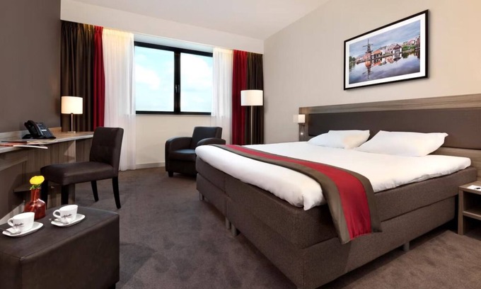 Zestienhoven Hotel | Relaxed Living with Rooftop Views & Dining, Airport Access!