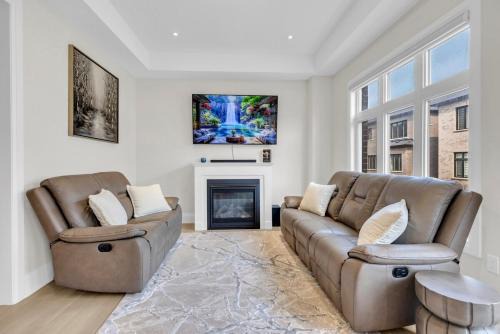 Oakville House | Relaxed Oakville Vacation Stay for 8 or more