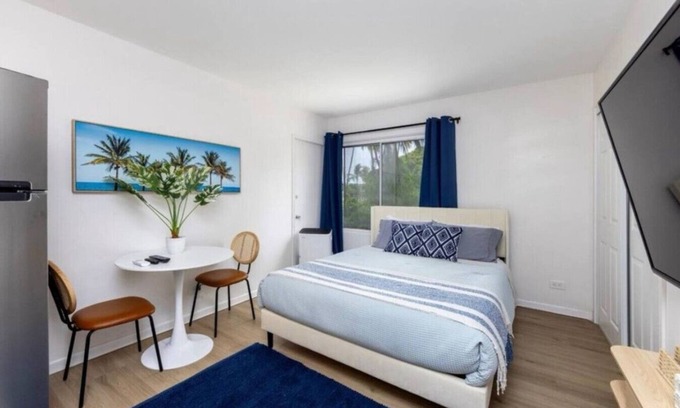 Waikiki Apartment | Relaxed Waikiki Living | Walk to Beach | W/D & AC