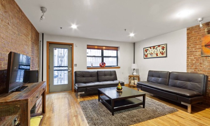 Harlem House | Relaxing 2 BR Apartment