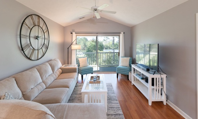 Pawleys Island Condo | Relaxing 2BR 2BA Condo on Golf Course w/balcony