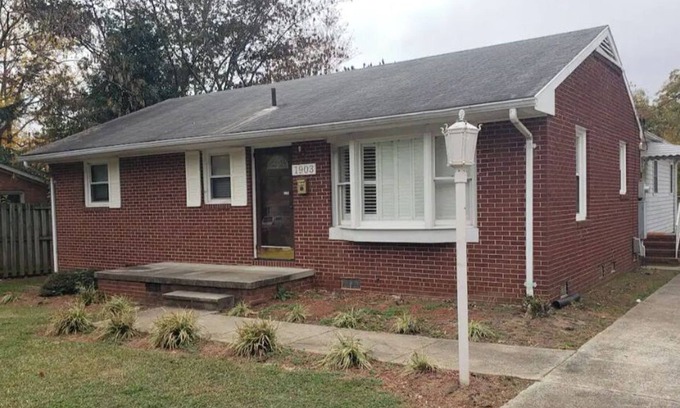 Burlington House | Relaxing 3 bd/2bth House near to Elon, Chapel Hill and Greensboro. Summer pool